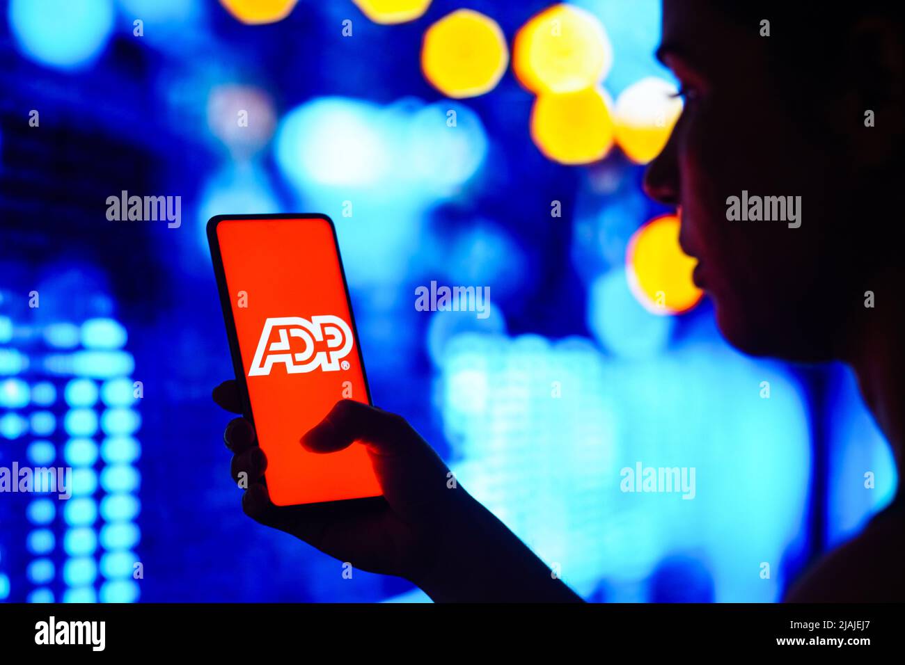 Brésil. 30th mai 2022. Dans cette illustration, une femme silhouetée tient un smartphone avec le logo ADP (Automatic Data Processing) affiché à l'écran. (Credit image: © Rafael Henrique/SOPA Images via ZUMA Press Wire) Banque D'Images