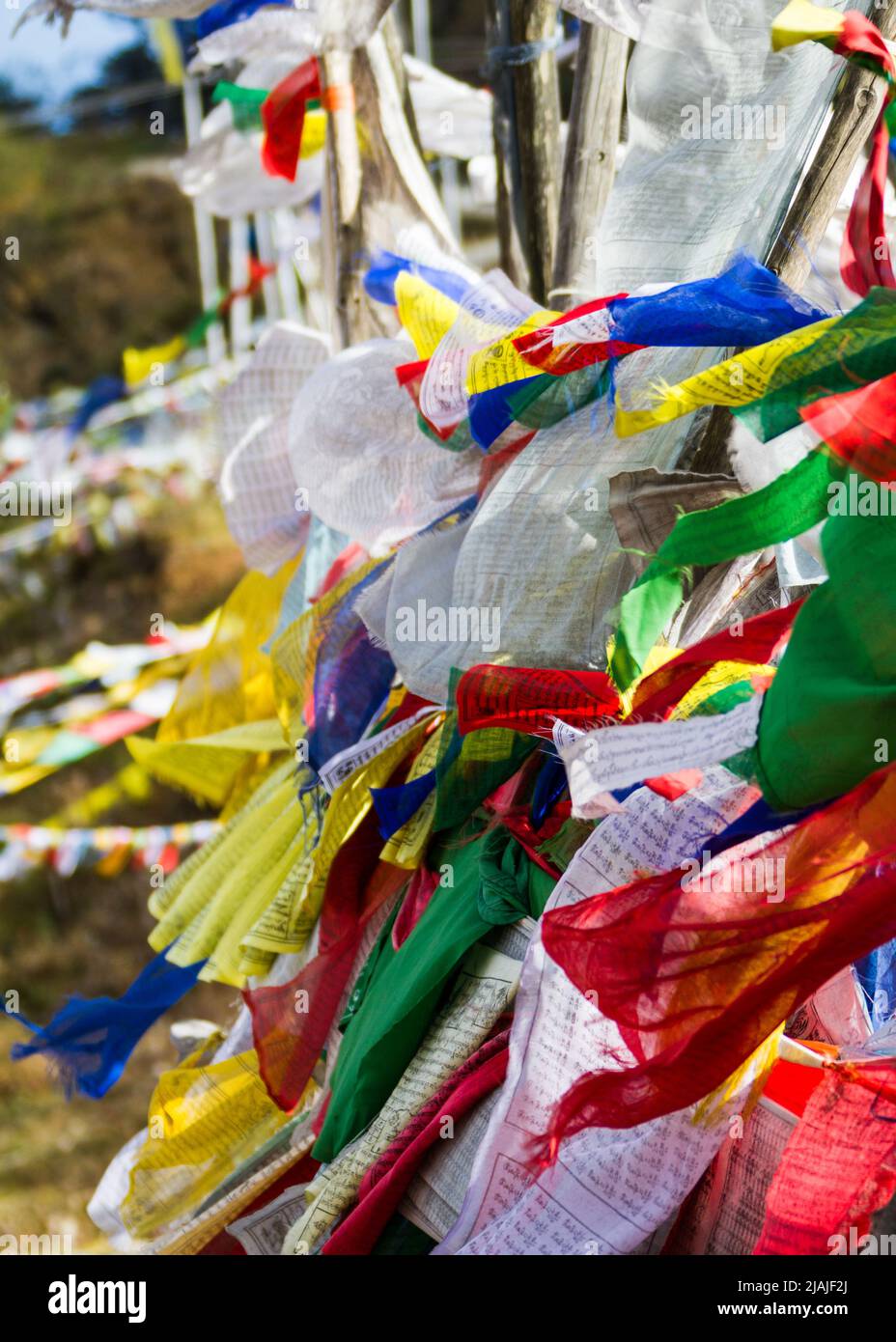Les drapeaux de prières Houle dans le vent, le Bhoutan Banque D'Images