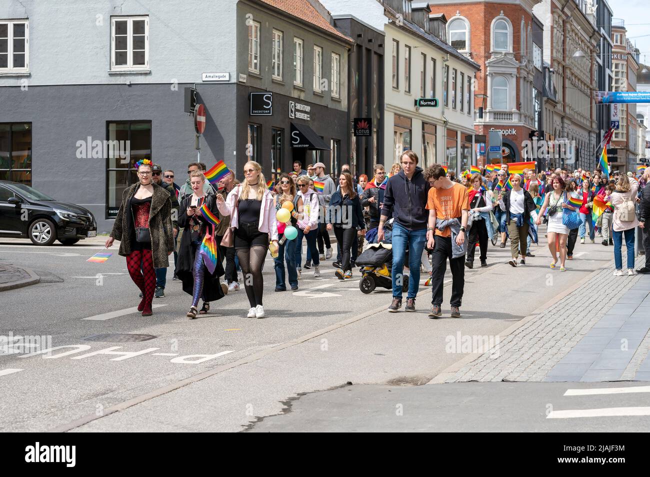 Parade de la fierté d'Aarhus 2022 - la foule marche dans les rues, le 28 mai 2022 à Aarhus, Danemark Banque D'Images