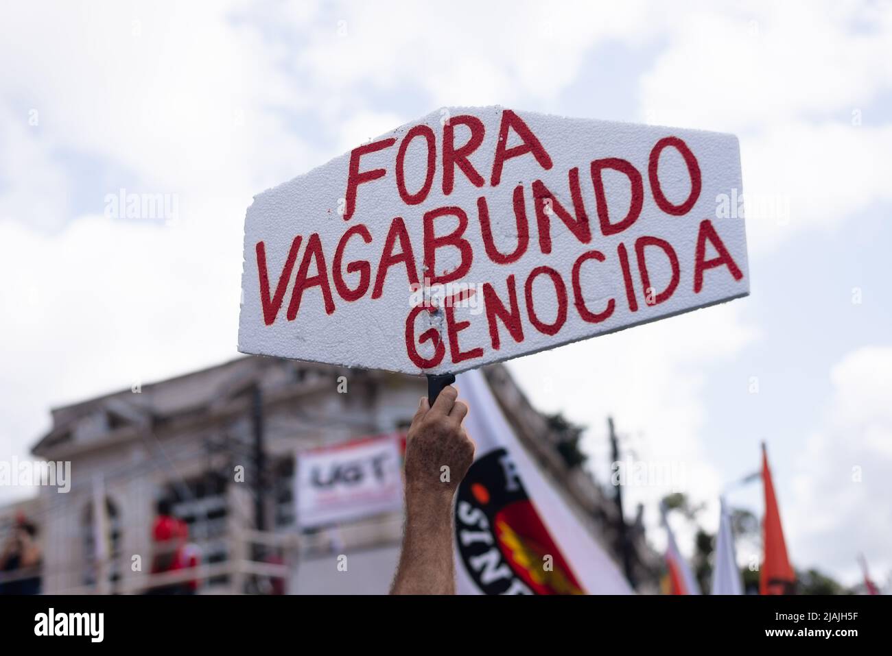 Salvador, Bahia, Brésil - 02 octobre 2021: Affiches bannières et chemises avec des mots de fora Bolsonaro à la manifestation tenue dans la ville de Salvador, cait Banque D'Images