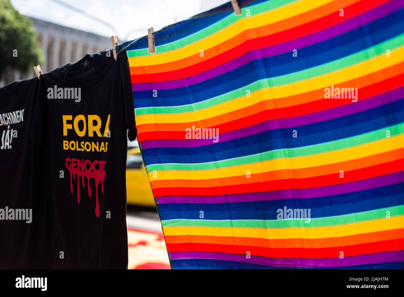 Salvador, Bahia, Brésil - 02 octobre 2021: Affiches bannières et chemises avec des mots de fora Bolsonaro à la manifestation tenue dans la ville de Salvador, cait Banque D'Images