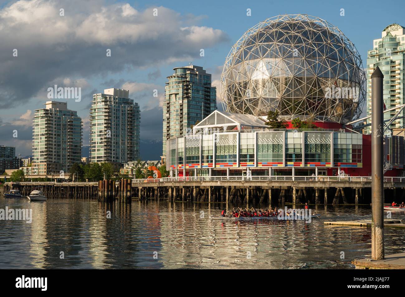 Vancouver Science World à la fin de False Creek avec des yachts amarrés dans le port avec Dragon Boats formation dans le port. Banque D'Images