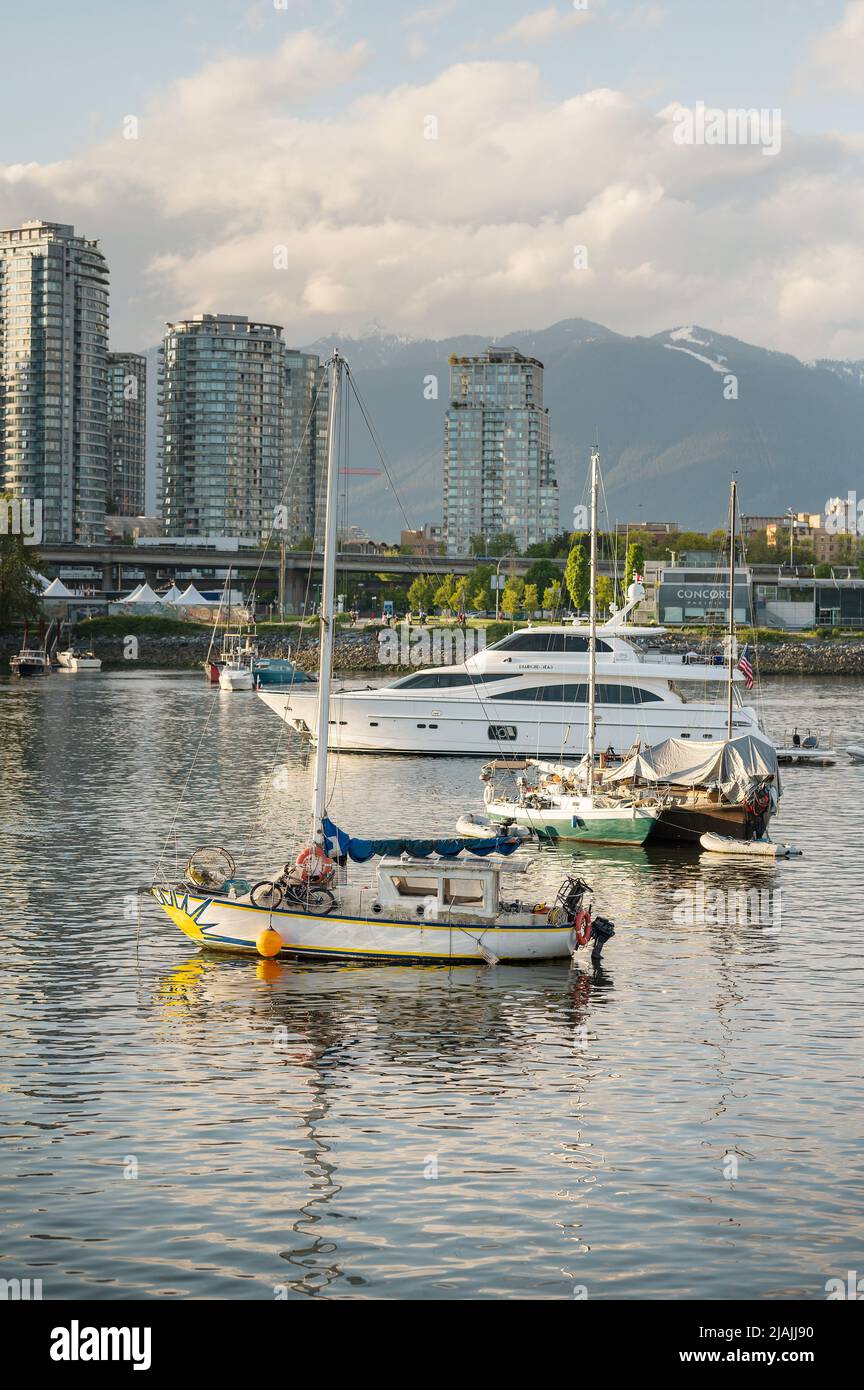 Vivez à bord de voiliers amarrés à VancouverÕs False Creek. Banque D'Images