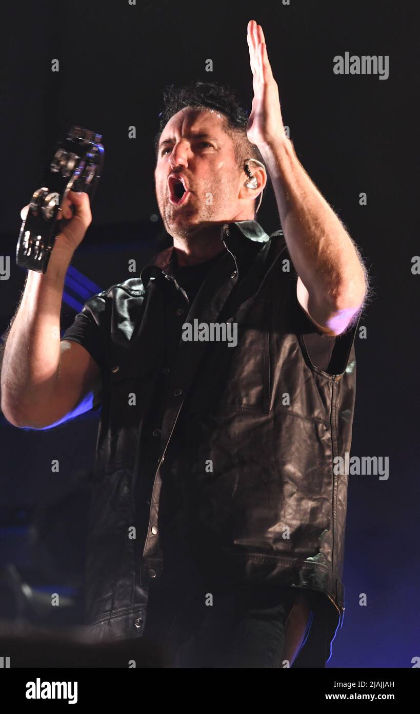 Le chanteur, auteur-compositeur, multi-instrumentiste et producteur Trent Reznor se produit sur scène lors d'un concert avec Nine inch Nails, lors du festival de musique d'appel de Boston qui s'est tenu à Allston, Massachusetts, le 27 mai 2022. Banque D'Images