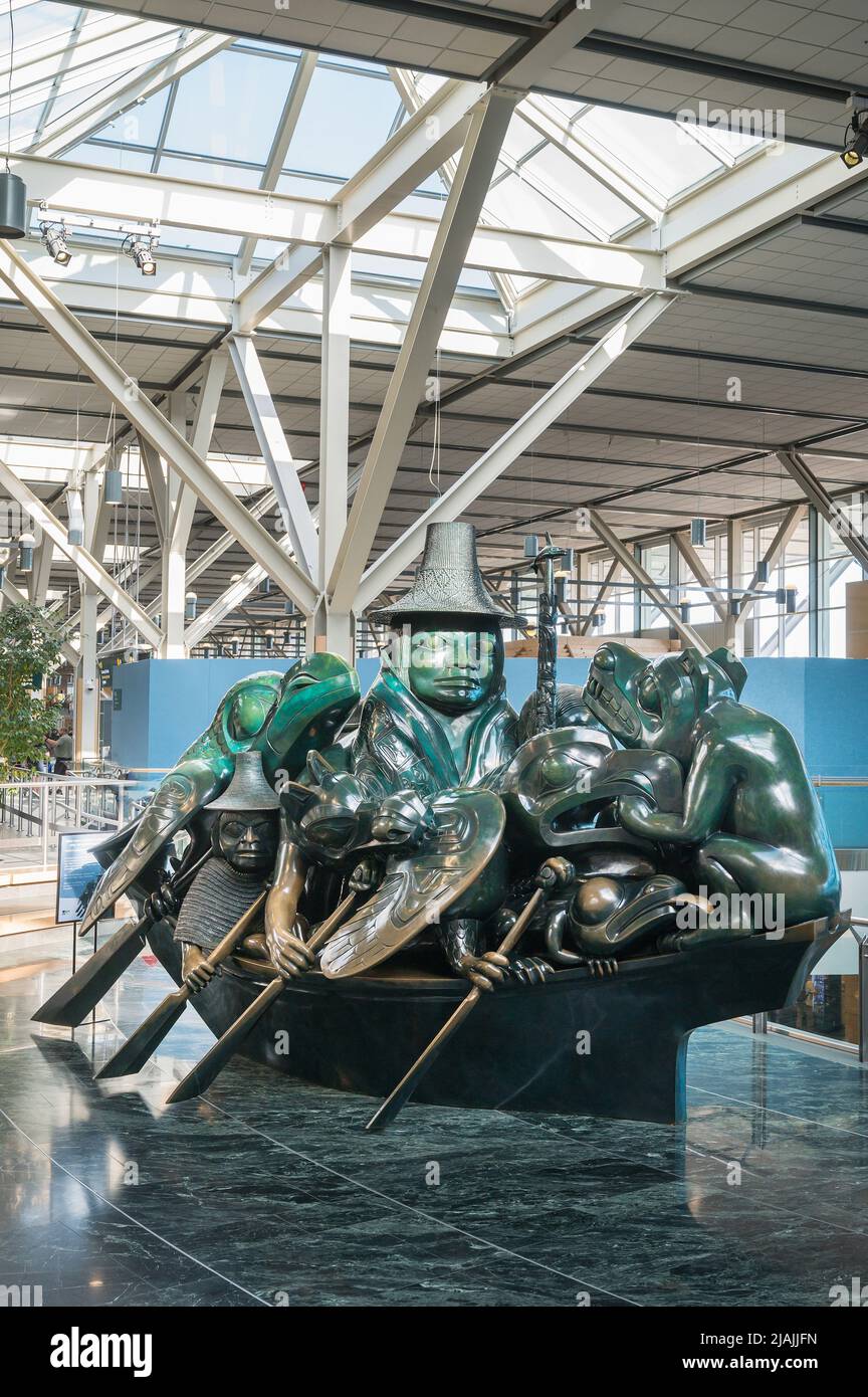 La sculpture Spirit of Haida Gwaii de l'artiste haïda de la Colombie-Britannique Bill Reid. Le terminal international de l'aéroport international de Vancouver, ou YVR Banque D'Images