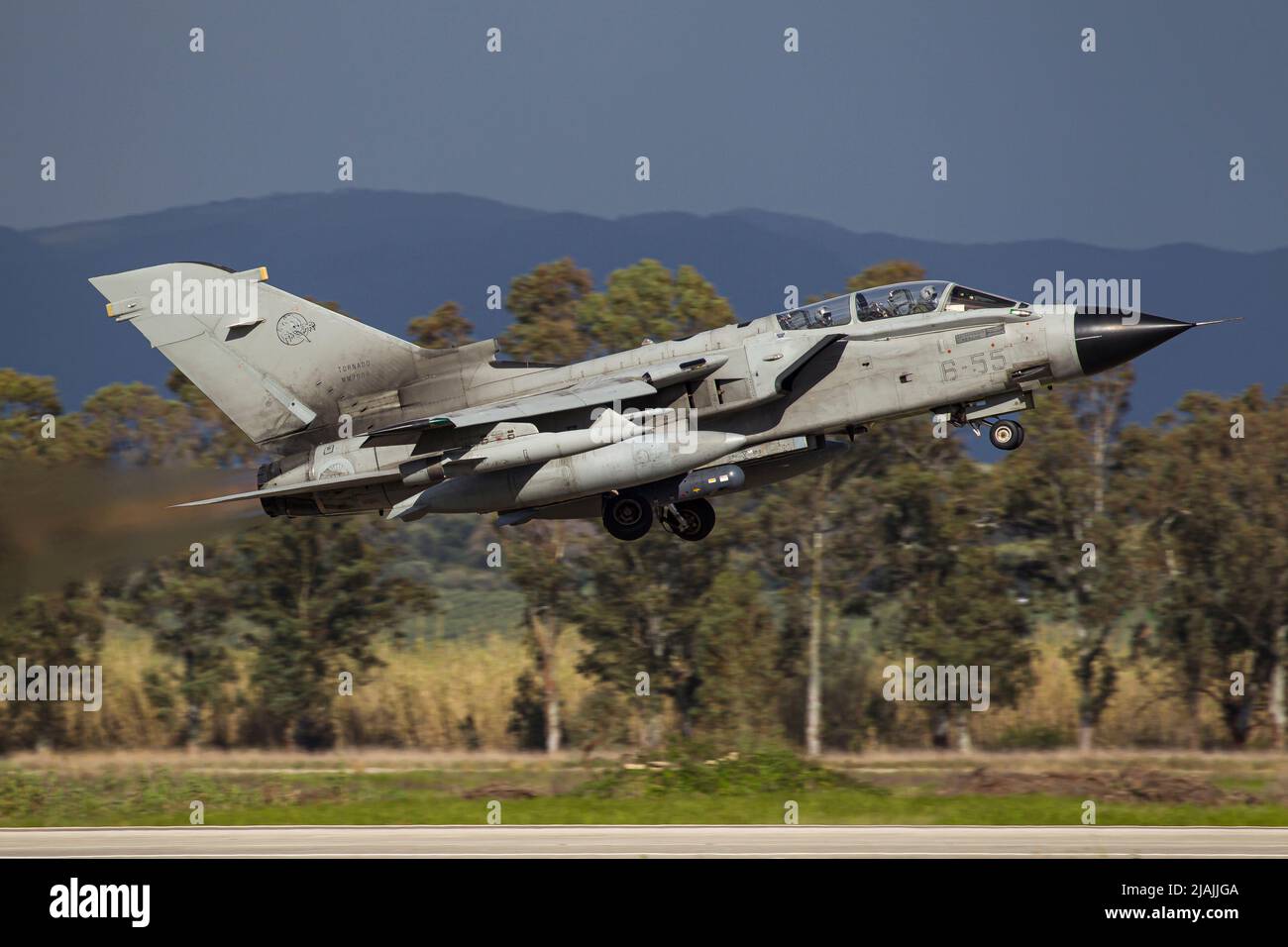 Un chasseur-bombardier italien de la Force aérienne Tornado prend son envol d'entraînement. Banque D'Images