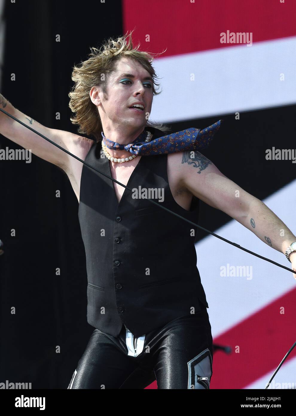 Le chanteur Luke Spiller est présenté sur scène lors d'un concert live The Struts lors du festival de musique d'appel de Boston qui s'est tenu à Allston, Massachusetts, le 27 mai 2022. Banque D'Images