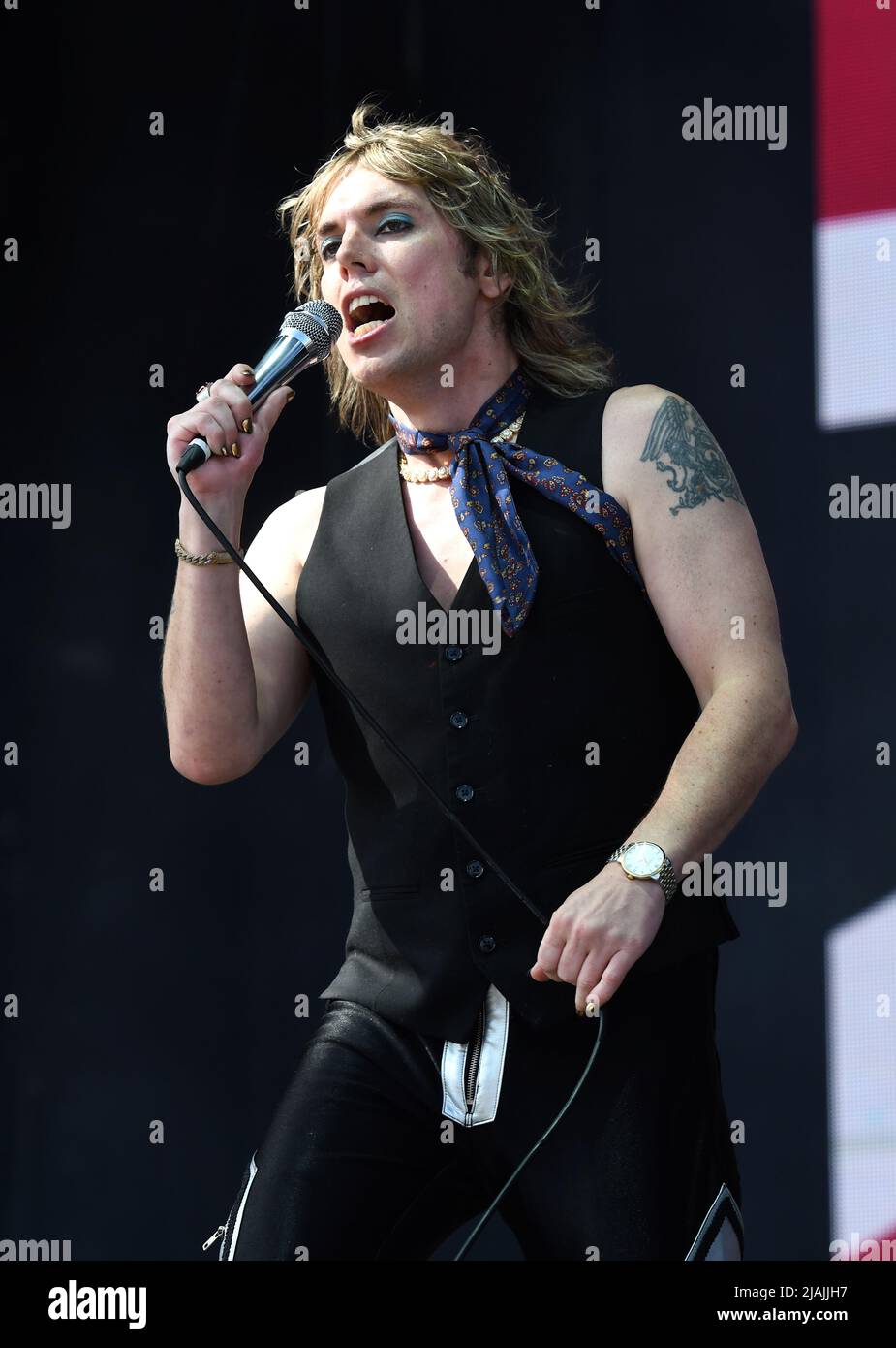 Le chanteur Luke Spiller est présenté sur scène lors d'un concert live The Struts lors du festival de musique d'appel de Boston qui s'est tenu à Allston, Massachusetts, le 27 mai 2022. Banque D'Images