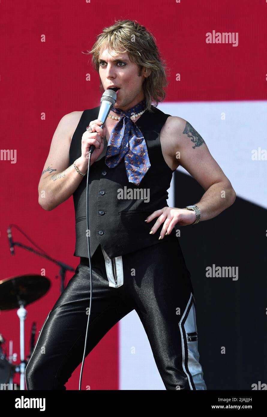 Le chanteur Luke Spiller est présenté sur scène lors d'un concert live The Struts lors du festival de musique d'appel de Boston qui s'est tenu à Allston, Massachusetts, le 27 mai 2022. Banque D'Images