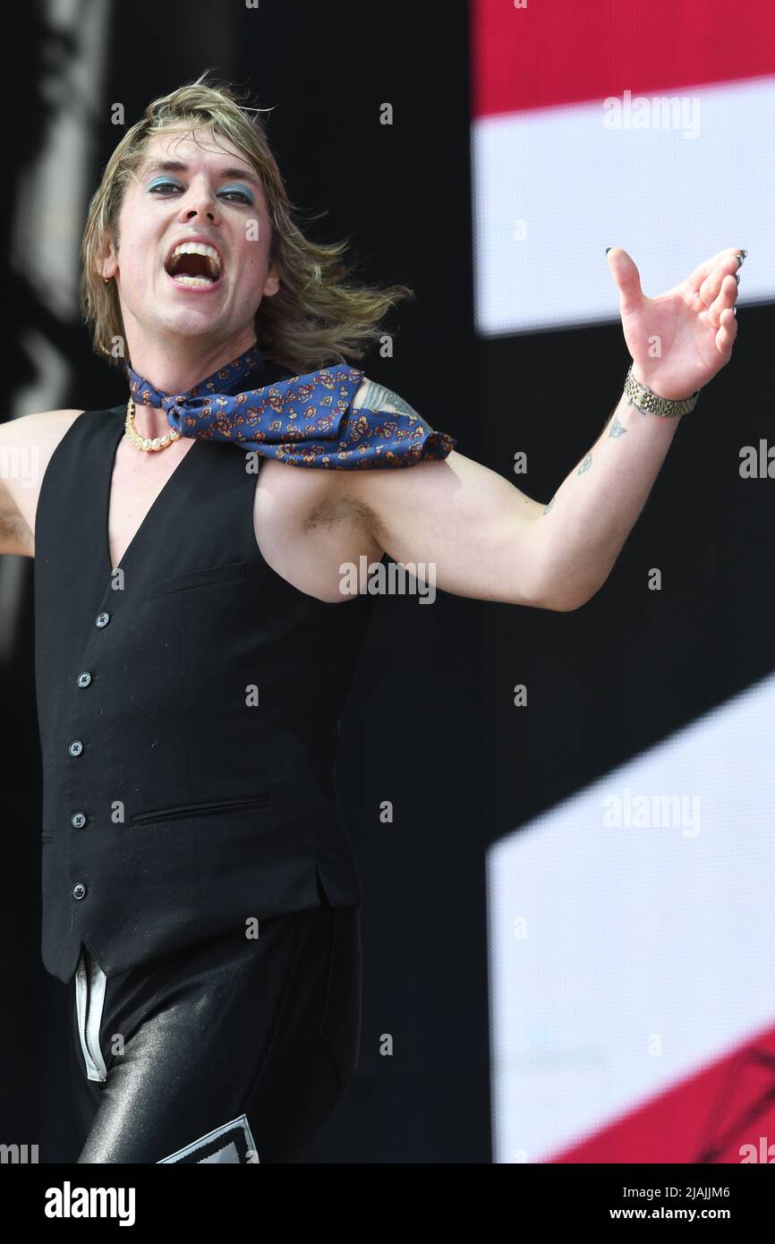 Le chanteur Luke Spiller est présenté sur scène lors d'un concert live The Struts lors du festival de musique d'appel de Boston qui s'est tenu à Allston, Massachusetts, le 27 mai 2022. Banque D'Images