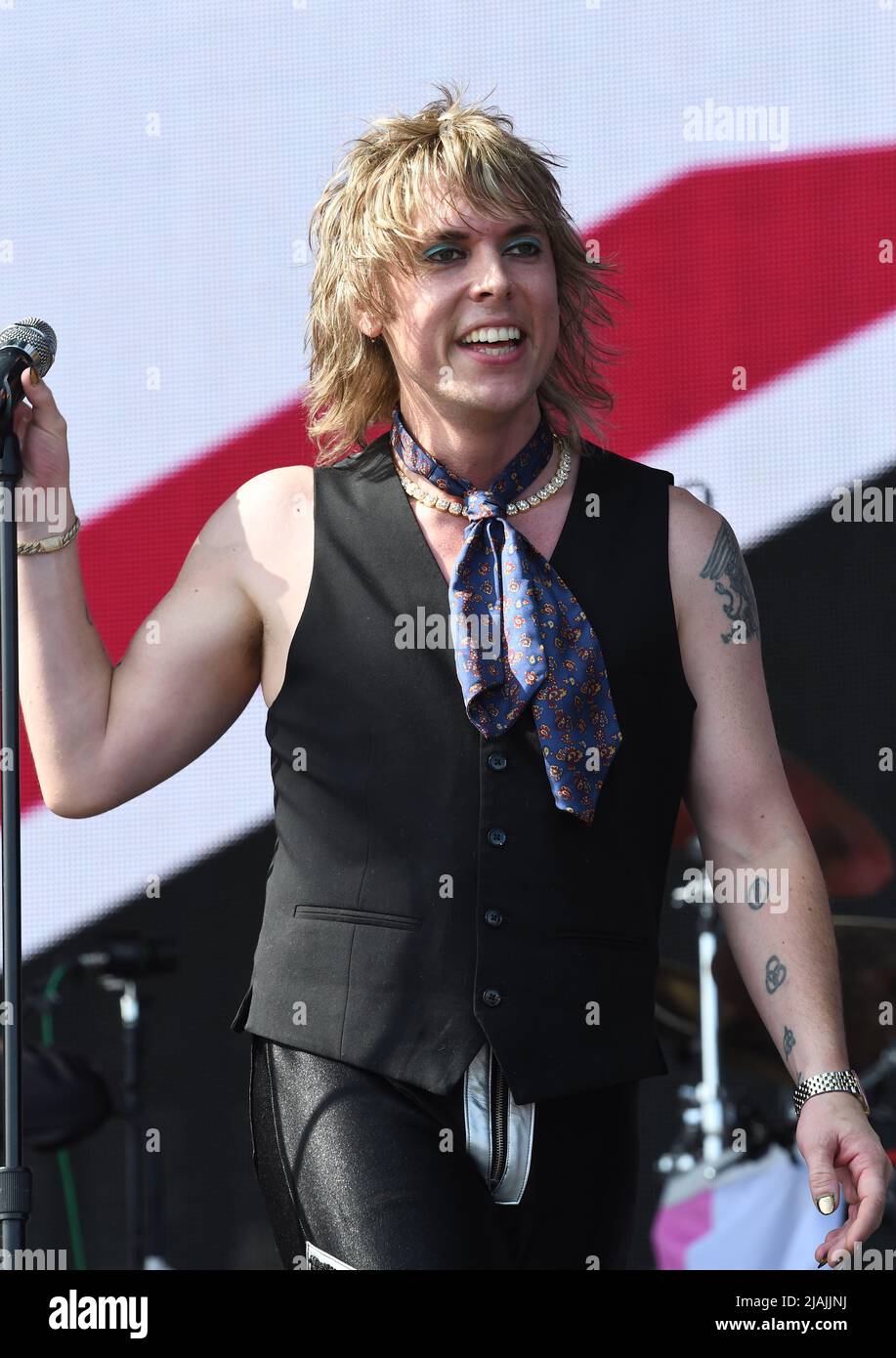 Le chanteur Luke Spiller est présenté sur scène lors d'un concert live The Struts lors du festival de musique d'appel de Boston qui s'est tenu à Allston, Massachusetts, le 27 mai 2022. Banque D'Images