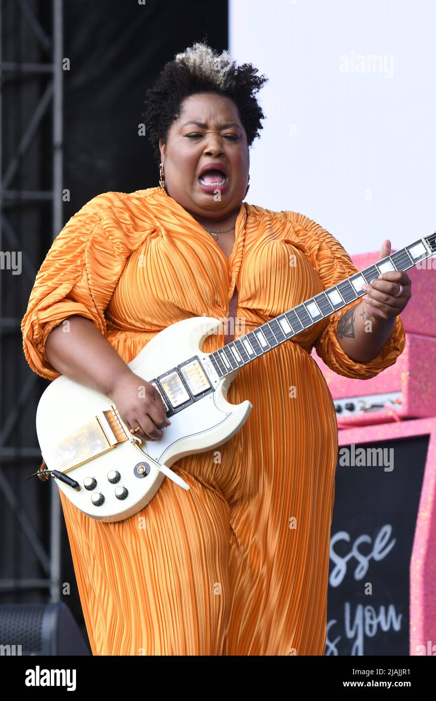 Le chanteur, auteur-compositeur et guitariste Celisse est présenté sur scène lors d'un concert au Boston Calling Music Festival à Allston, Massachusetts, le 28 mai 2022. Banque D'Images