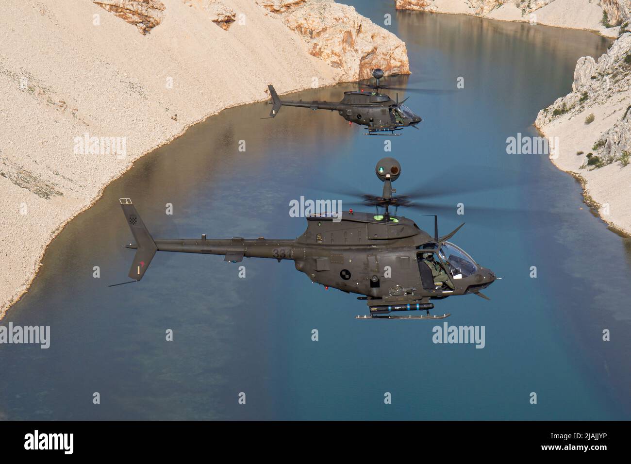 Une paire d'hélicoptères d'attaque Kiowa Warrior de la Force aérienne croate OH-58 capturés en vol, en Croatie. Banque D'Images