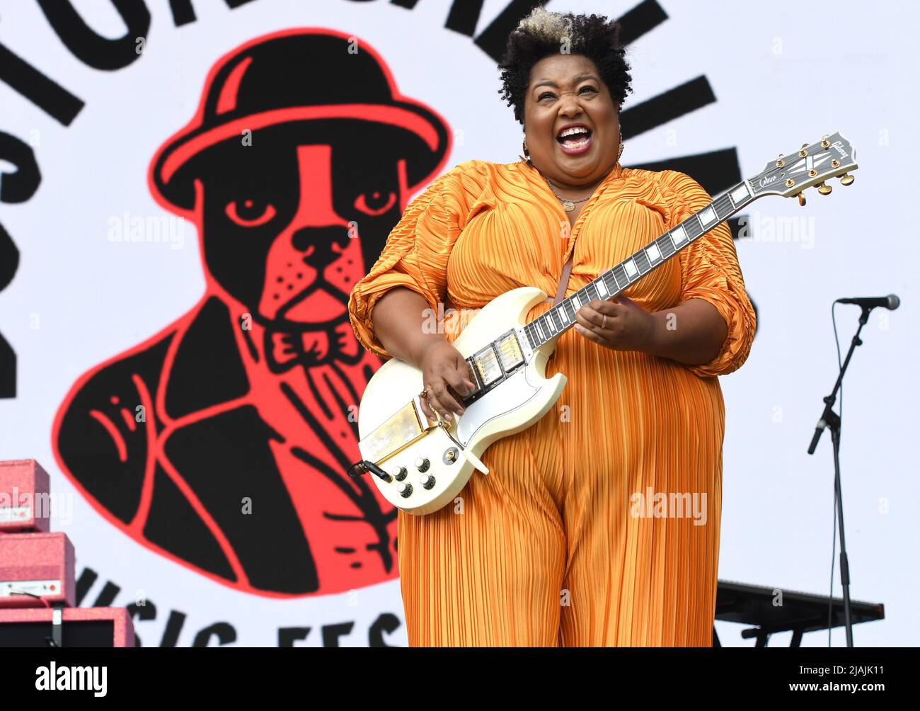 Le chanteur, auteur-compositeur et guitariste Celisse est présenté sur scène lors d'un concert au Boston Calling Music Festival à Allston, Massachusetts, le 28 mai 2022. Banque D'Images