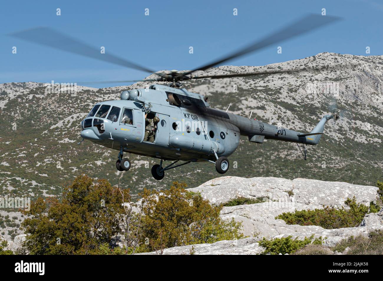 Un hélicoptère mi-8 de la Force aérienne croate tente de atterrir sur une crête de montagne en Croatie. Banque D'Images