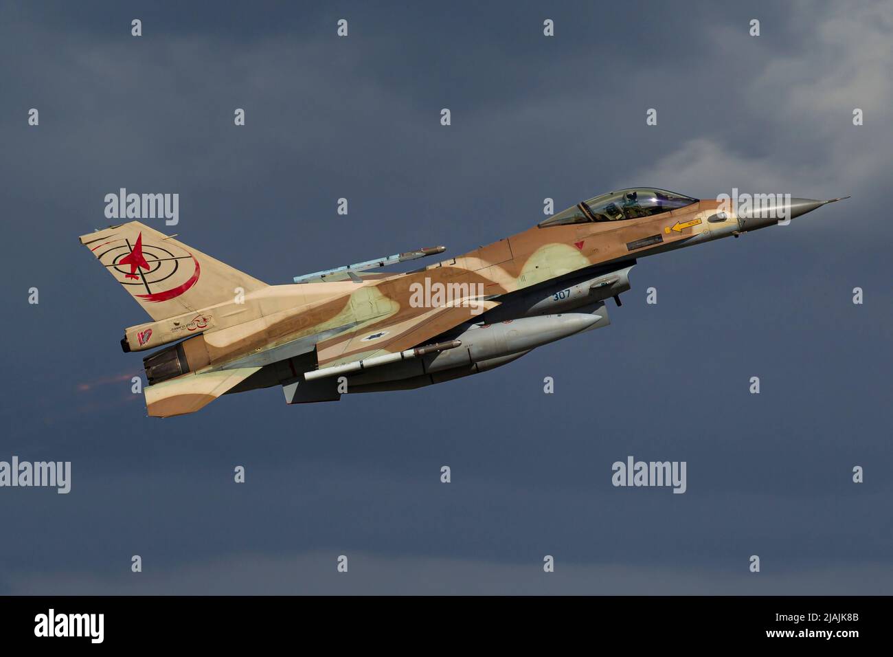Un F-16 de l'armée de l'air israélienne combattant en vol le faucon, Andravida, Grèce. Banque D'Images