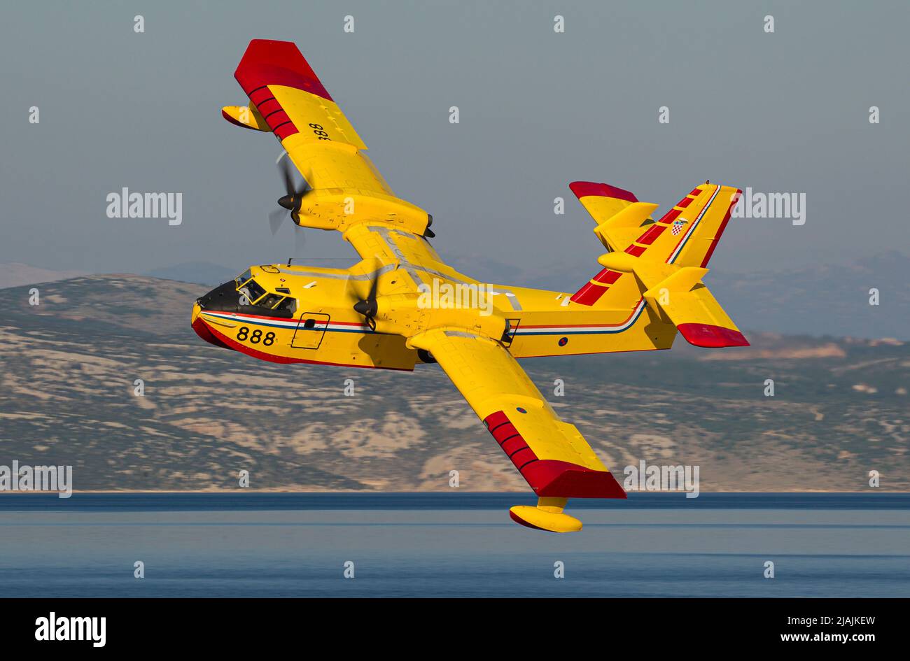 Un avion de lutte contre les incendies de la Force aérienne croate CL-415 Super Scooper en vol, Zadar, Croatie. Banque D'Images