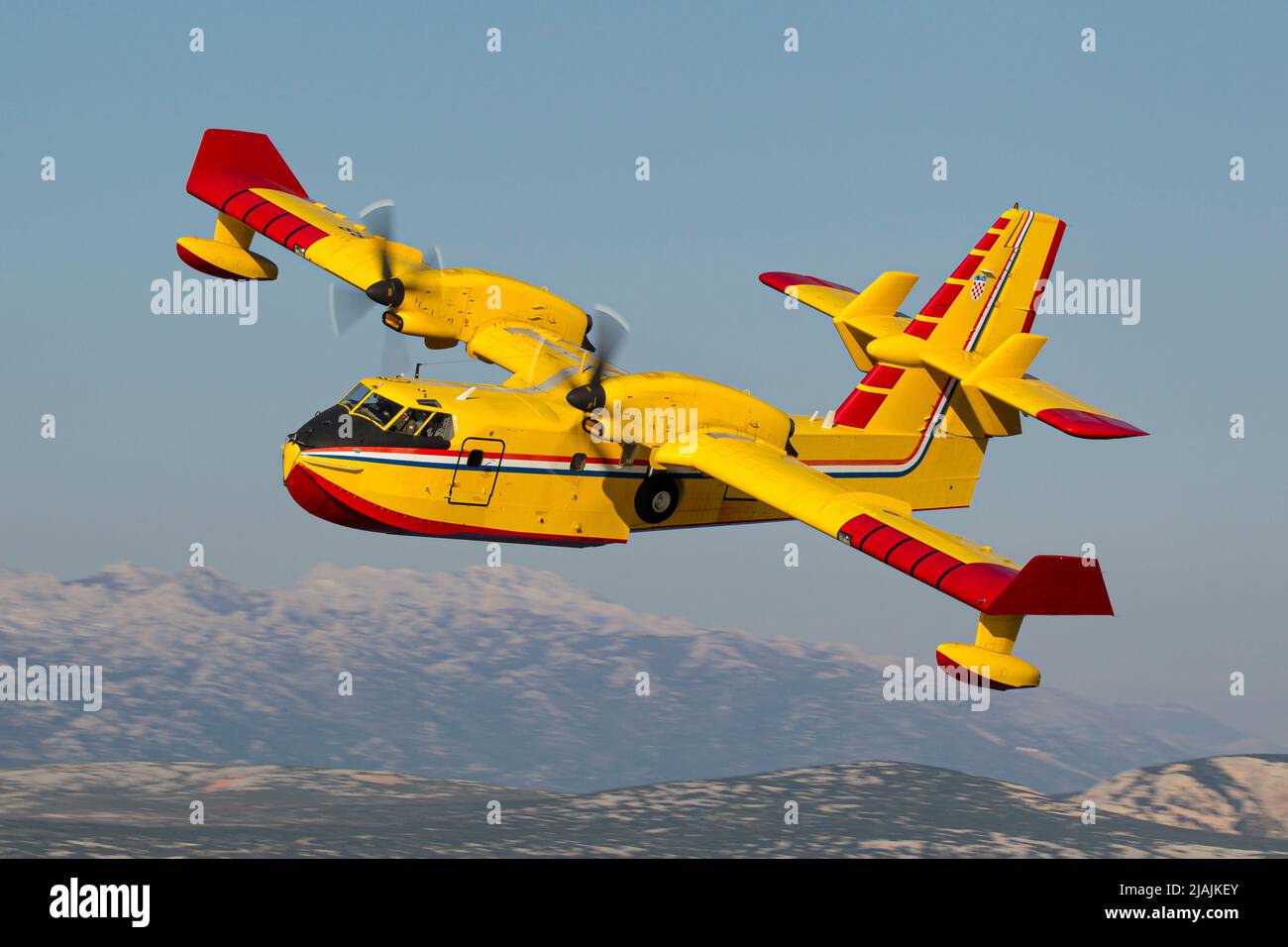 Un avion de lutte contre les incendies de la Force aérienne croate CL-415 Super Scooper en vol, Zadar, Croatie. Banque D'Images