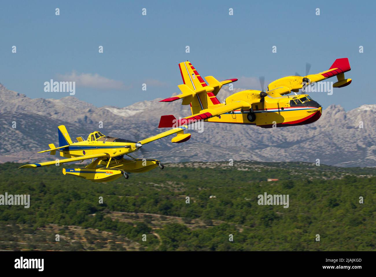 Avions de lutte contre les incendies AT-802 et CL-415 de la Force aérienne croate volant en formation, Croatie. Banque D'Images