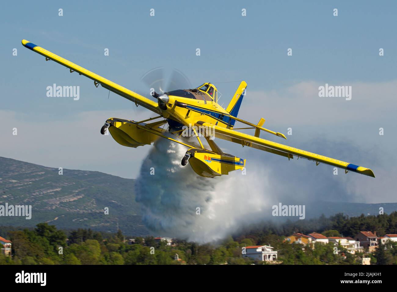 Un avion de lutte contre les incendies AT-802 de la Force aérienne croate qui larde de l'eau au cours d'un vol d'entraînement, en Croatie. Banque D'Images