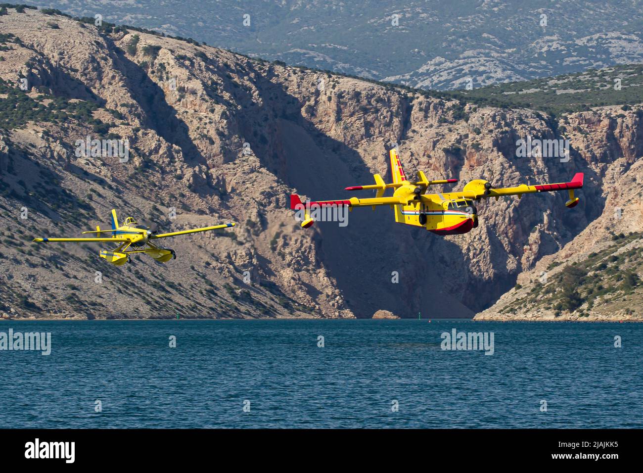 Avions de lutte contre les incendies AT-802 et CL-415 de la Force aérienne croate volant en formation, Croatie. Banque D'Images