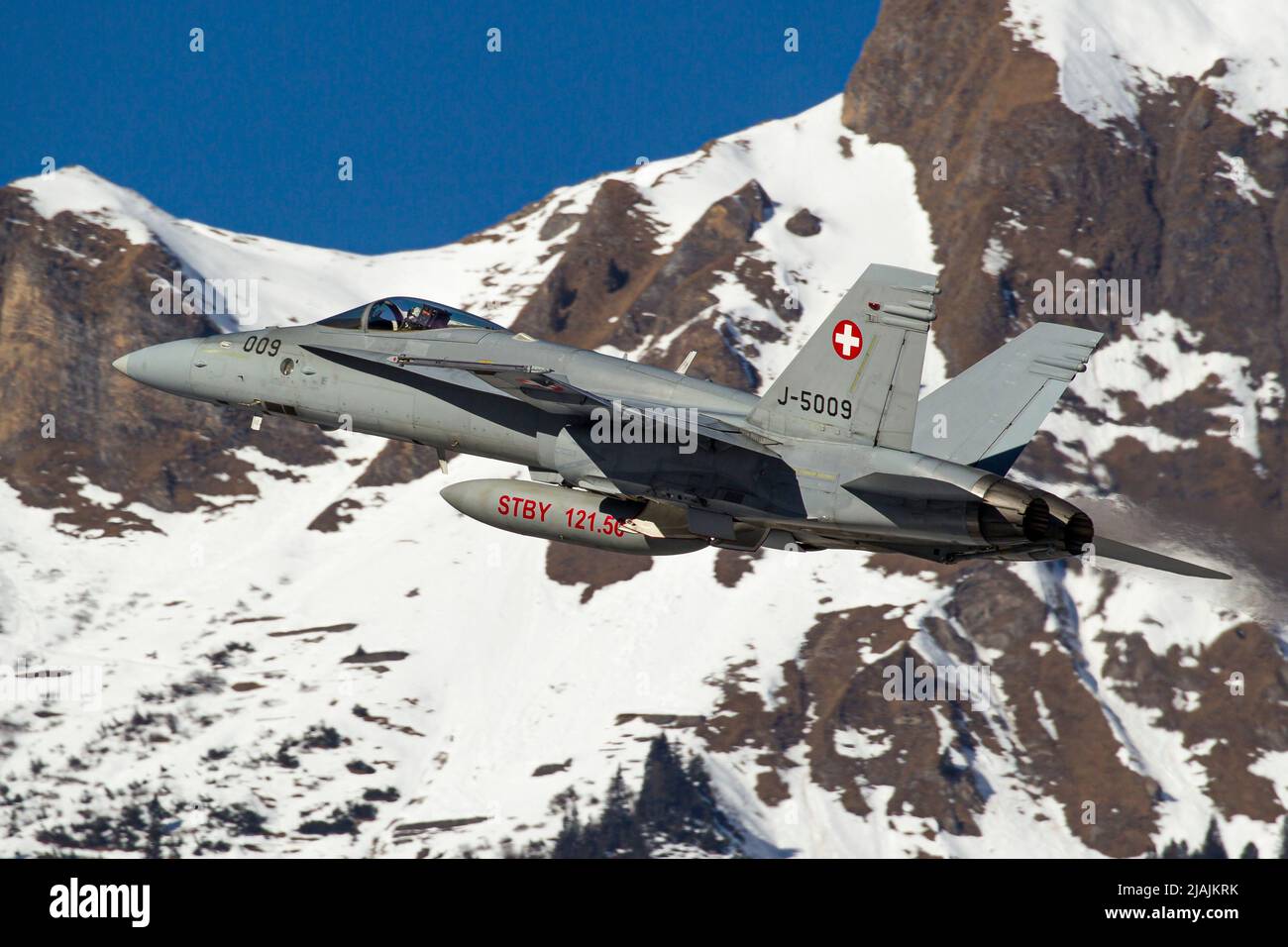 Une Force aérienne suisse F/A-18 Hornet part à sa base de Meiringen, en Suisse. Banque D'Images