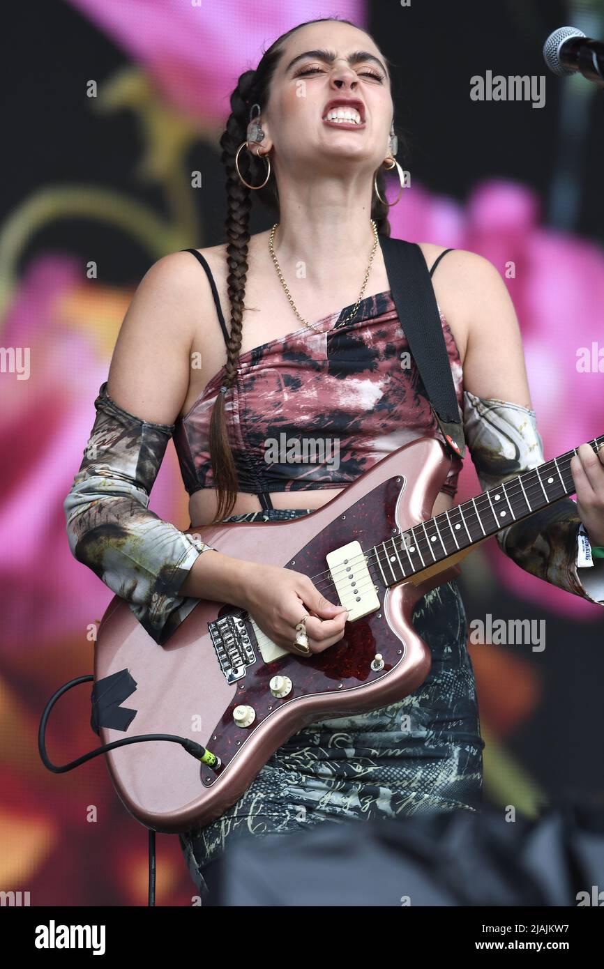 Ana García Perrote, chanteuse, compositrice et guitariste, est présentée sur scène lors d'un concert avec Hinds au festival de musique d'appel de Boston qui s'est tenu à Allston, Massachusetts, sur 29 mai 2022. Banque D'Images