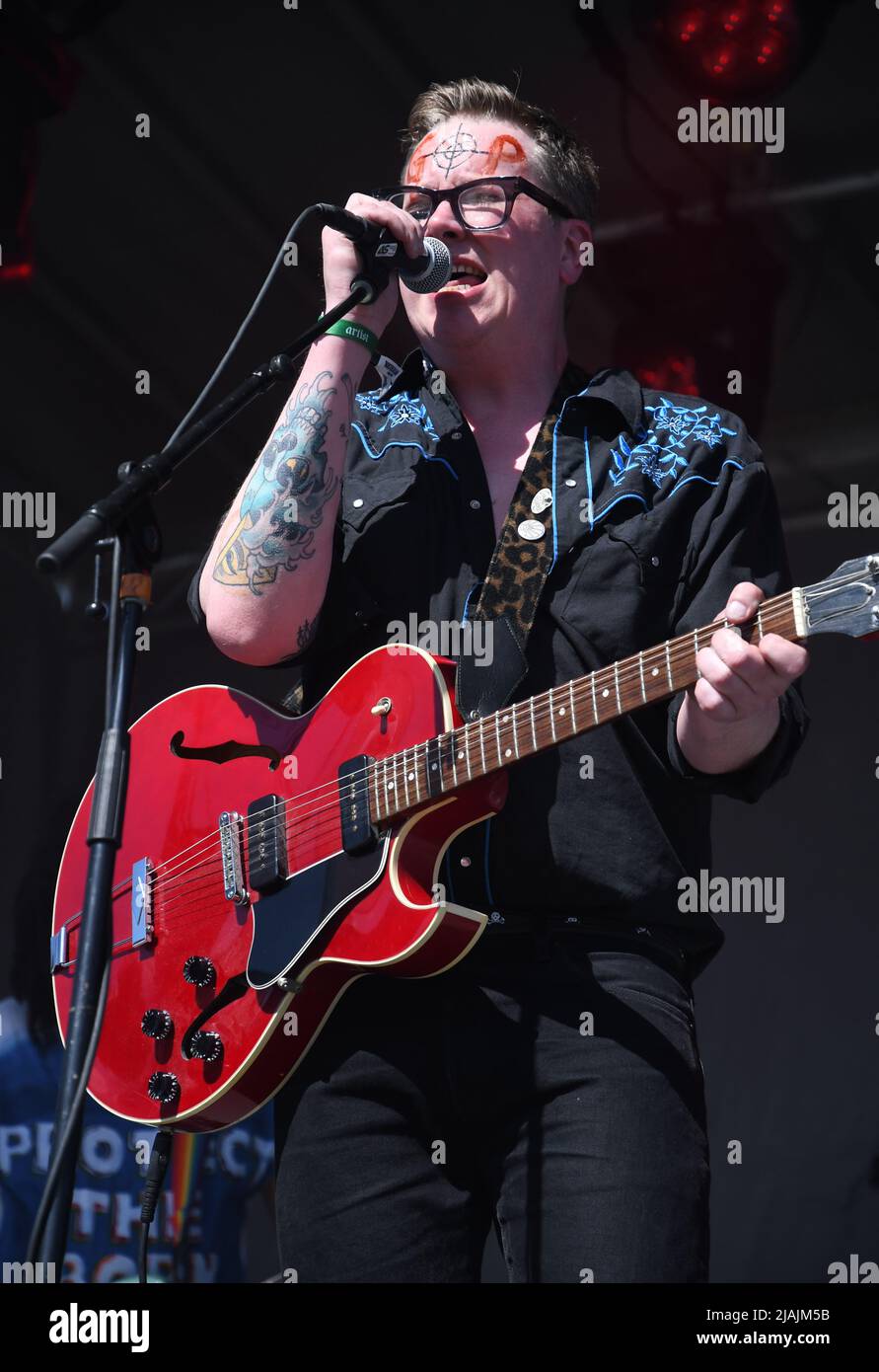 Le chanteur, compositeur et guitariste Aaron Perrino est présenté sur scène lors d'un concert avec Aaron et le Seigneur au festival de musique d'appel de Boston à Allston, Massachusetts, sur 29 mai 2022. Banque D'Images