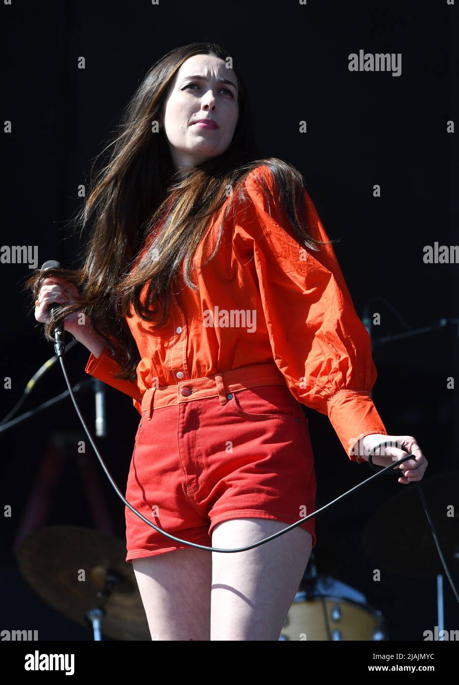 La chanteuse Madeline Follin est présentée sur scène lors d'un concert avec des cultes au festival de musique d'appel de Boston à Allston, Massachusetts, sur 29 mai 2022. Banque D'Images