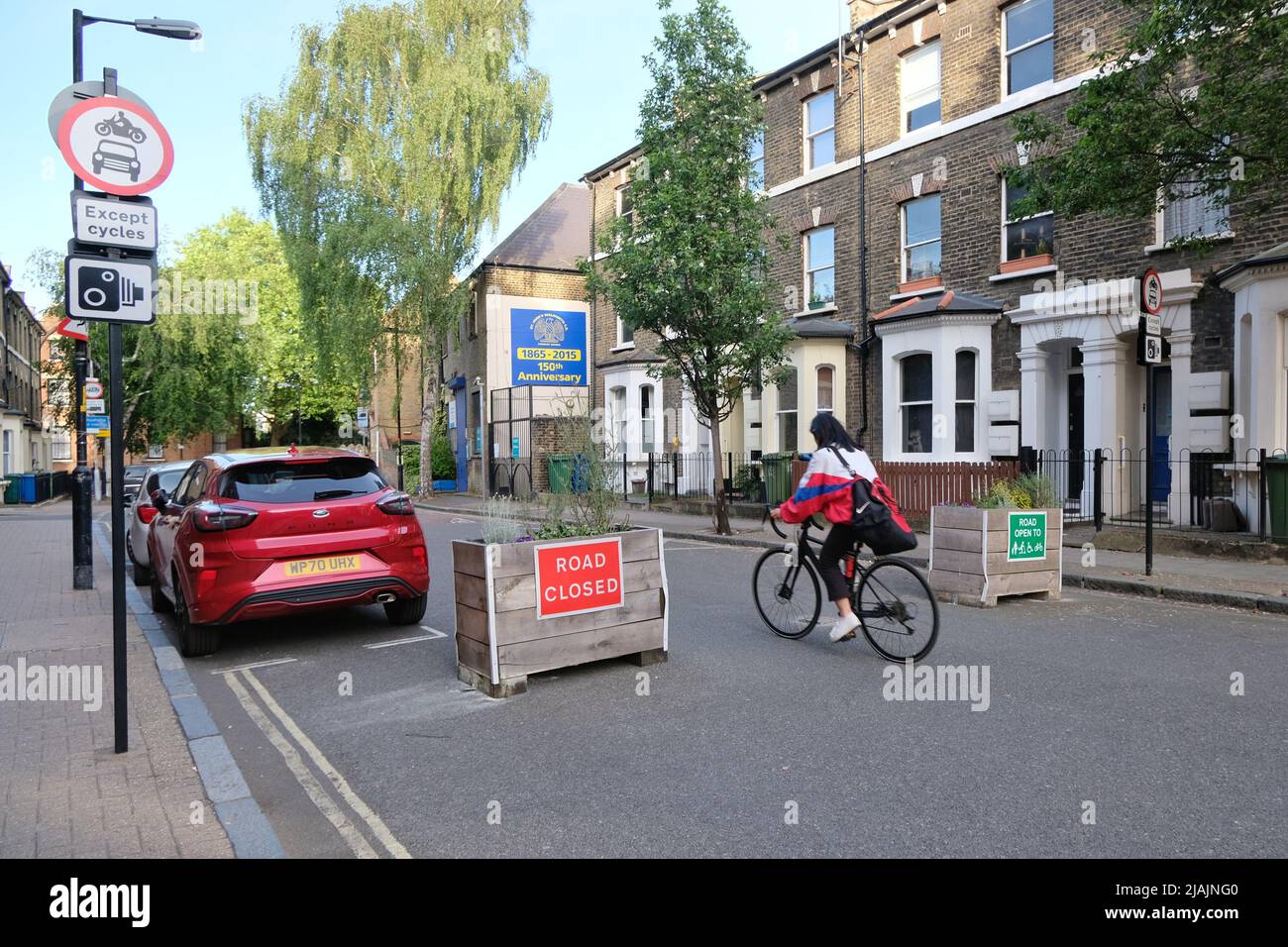 Londres, Royaume-Uni. Un cycliste passe sur une route avec des restrictions de quartier à faible circulation (LTN) à Elephant and Castle, Lambeth. Banque D'Images