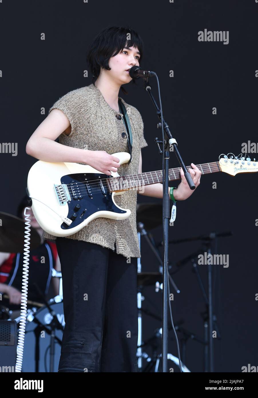 Le chanteur, auteur-compositeur et guitariste Nora Cheng est présenté sur scène lors d'un concert avec Horsegirl au festival de musique d'appel de Boston à Allston, Massachusetts, sur 29 mai 2022. Banque D'Images