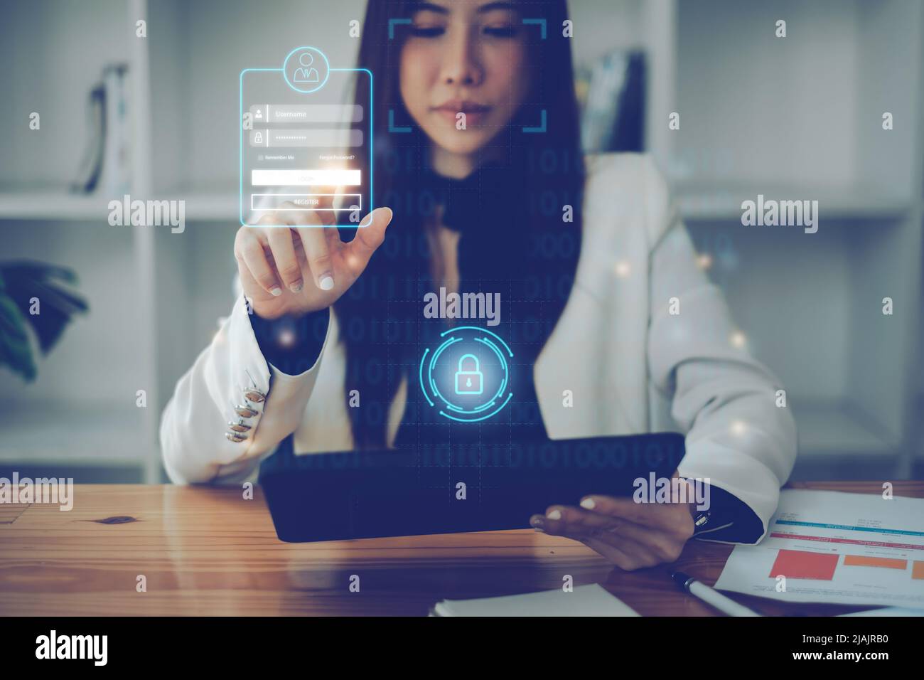 Une femme d'affaires utilisant le scan facial à la cyber-sécurité pour son compte d'épargne, l'entreprise, la technologie et le futur concept. Banque D'Images
