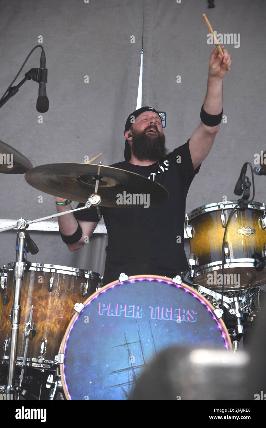 Le batteur Ben “Cutty” Cuthbert est présenté sur scène lors d’un concert avec Paper Tigers au festival de musique d’appel de Boston à Allston, Massachusetts, sur 29 mai 2022. Banque D'Images