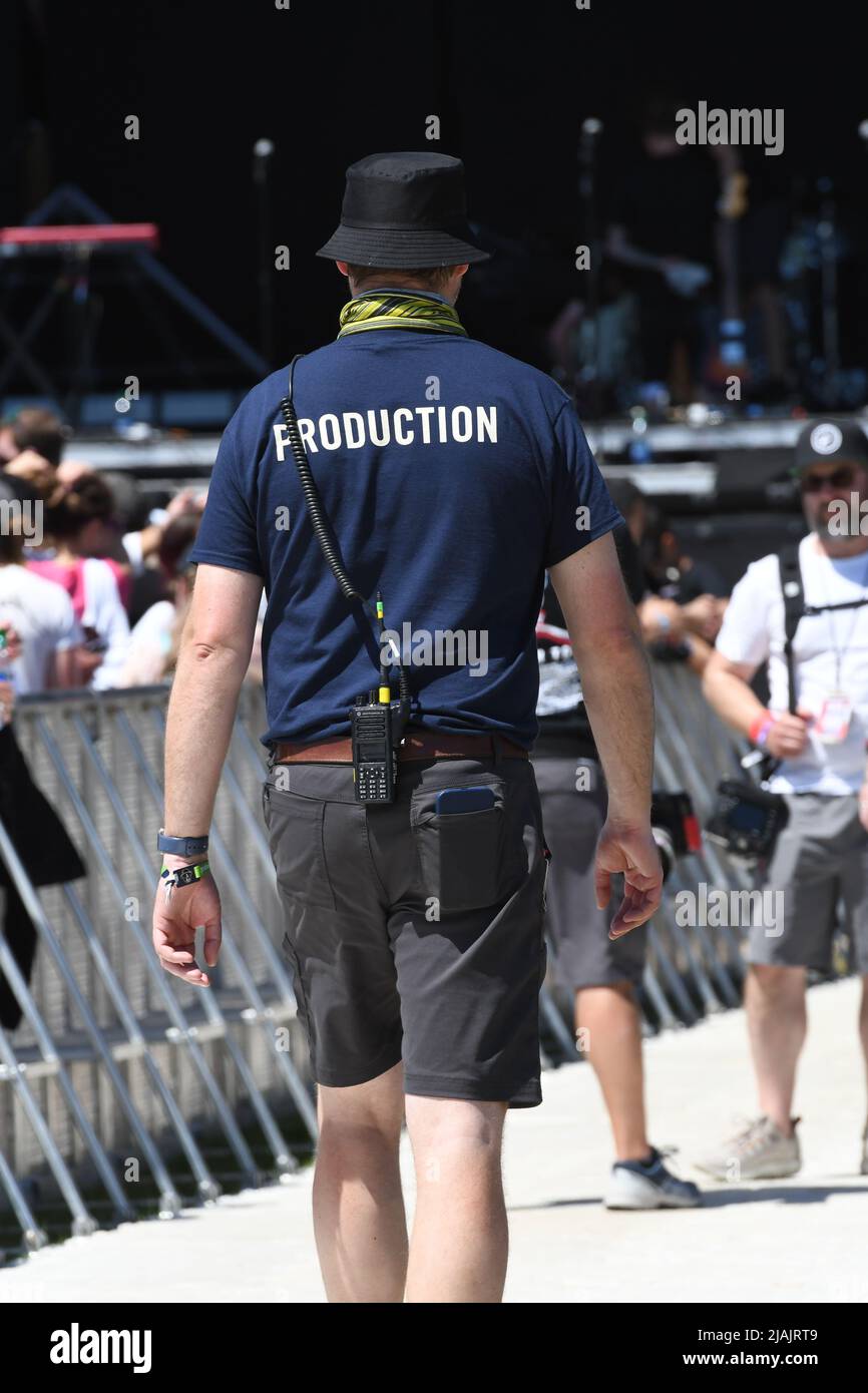Un membre du personnel travaillant au festival de musique d'appel de Boston qui s'est tenu à Allston, Massachusetts, sur 29 mai 2022. Banque D'Images