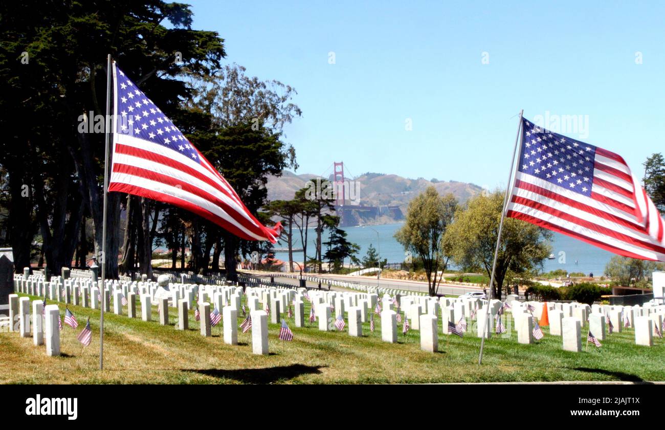 tombes drapeaux volant au cimetière militaire de san francisco presido le jour commémoratif 2022 californie etats-unis Banque D'Images