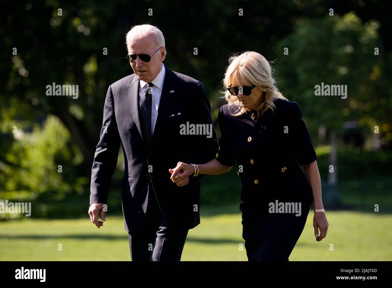 LE président AMÉRICAIN Joe Biden et la première dame Jill Biden marchent sur la pelouse sud de la Maison Blanche après leur retour du Delaware à Washington, DC, Etats-Unis, le 30 mai 2022. Le président Biden doit visiter le cimetière national d'Arlington pour participer à une cérémonie de pose de couronnes pour observer le Memorial Day.Credit: Michael Reynolds/Pool via CNP/MediaPunch Banque D'Images