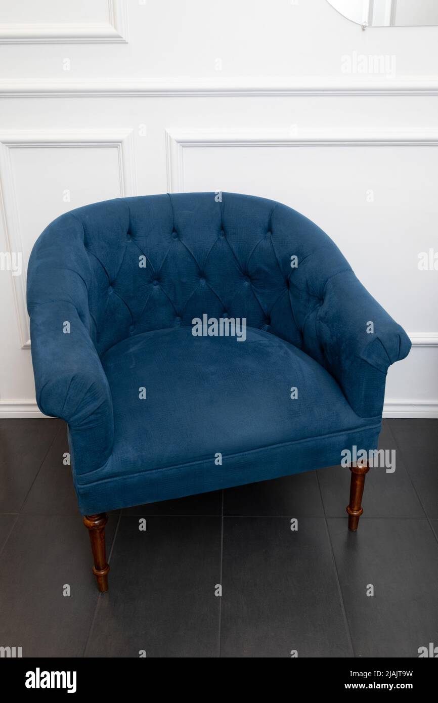 chaise avec bras, tissu en daim bleu, design de mobilier confortable et exclusif, objet pour la décoration intérieure, style élégant Banque D'Images