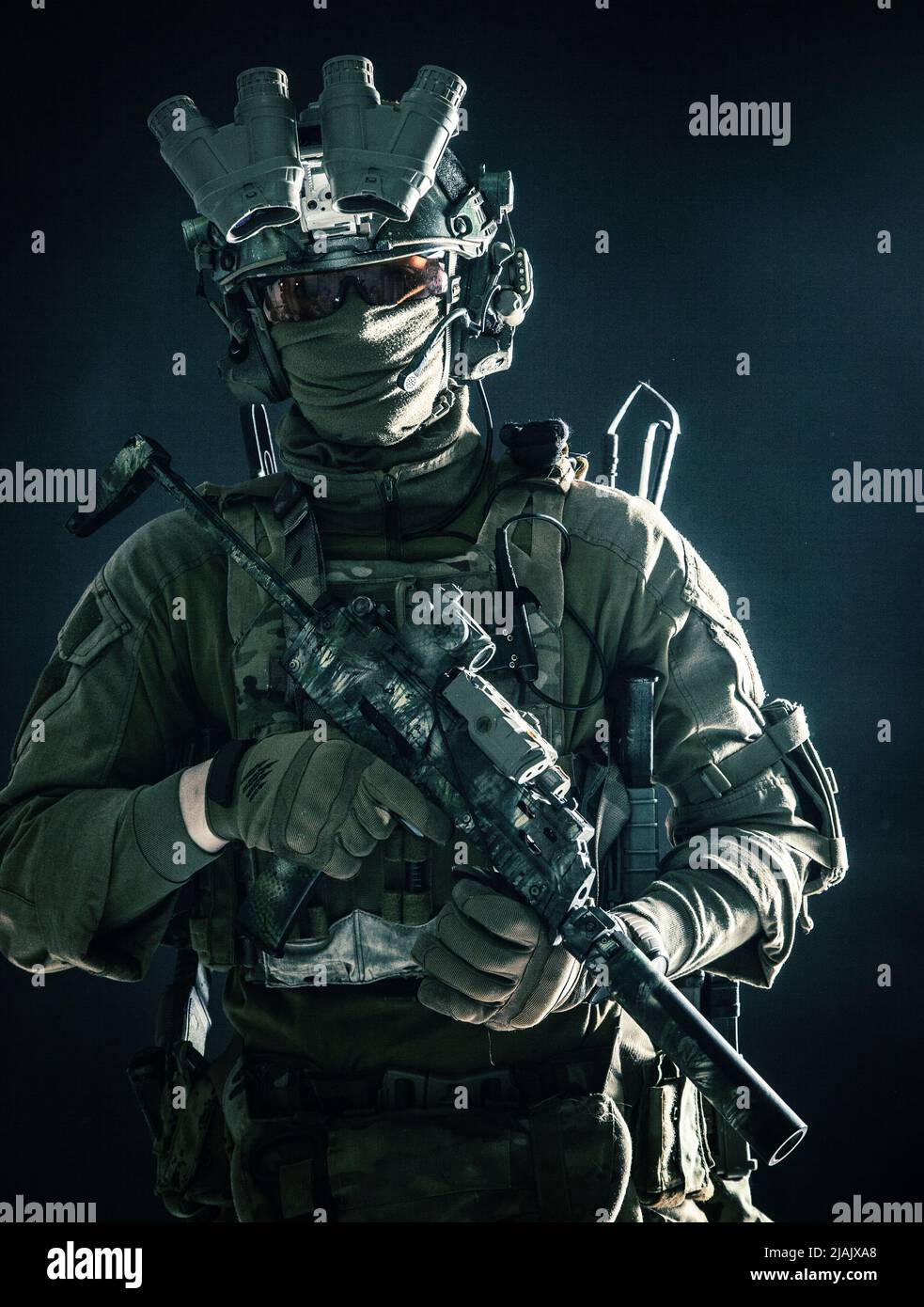 Soldat des forces spéciales en uniforme de combat, équipé d'un mini-canon et d'un dispositif de vision nocturne sur casque. Banque D'Images