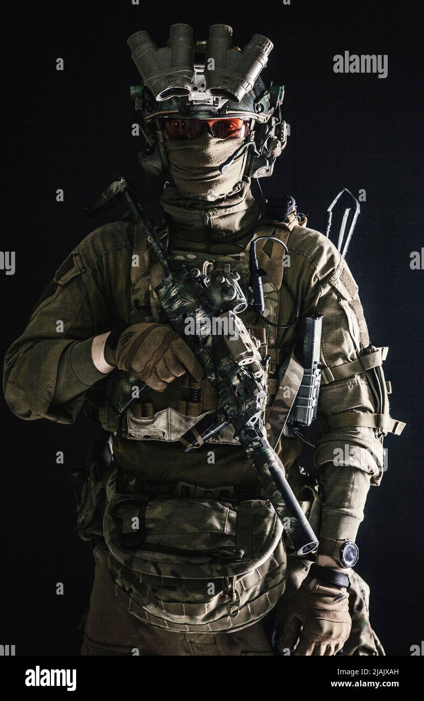 Soldat des forces spéciales en uniforme de combat, équipé d'un mini-canon et d'un dispositif de vision nocturne sur casque. Banque D'Images