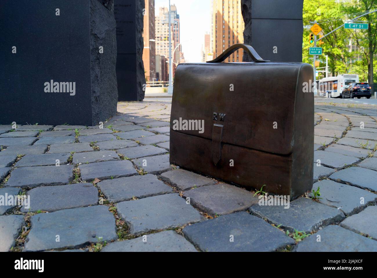 Monument Raoul Wallenberg, à l'United Nations Plaza, dédié en 1998, détails, porte-documents en bronze avec initiales RW, New York, NY, USA Banque D'Images