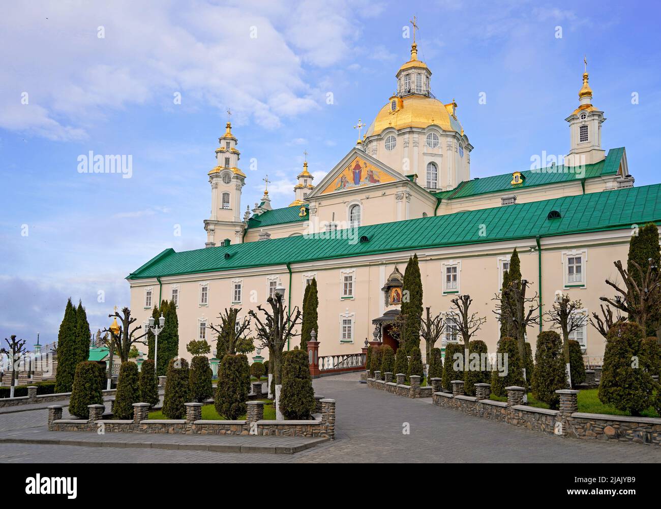 Église orthodoxe aux dômes dorés, cathédrale de la Trinité et clocher à Pochaev Lavra Pochayiv Lavra, Ukraine Banque D'Images