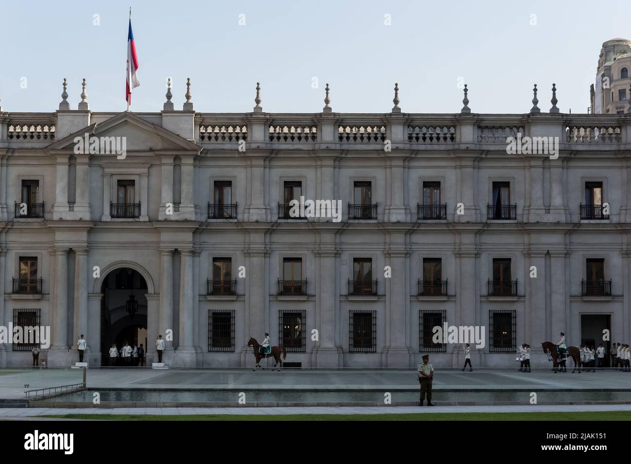 Détail architectural du Palacio de la Moneda (Palais de la monnaie), siège du Président du Chili lors d'une cérémonie de relève de la garde Banque D'Images