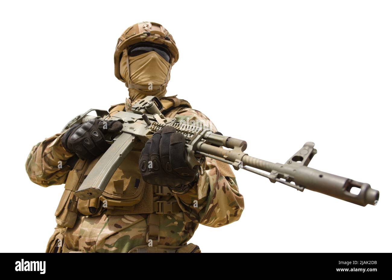 Soldat armé des forces spéciales avec fusil, isolé sur fond blanc. Banque D'Images