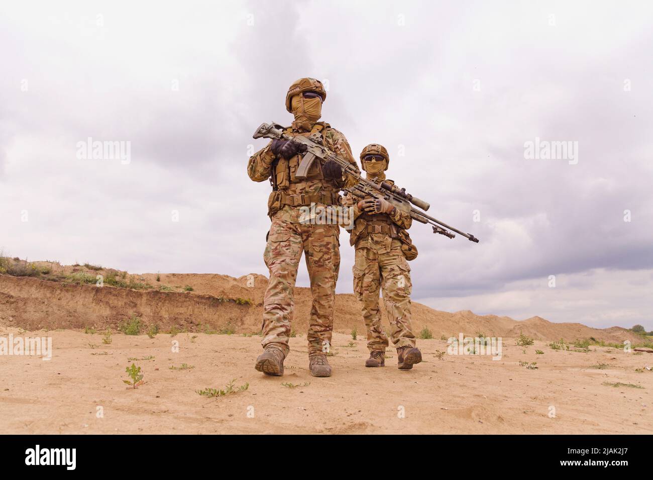 Deux Rangers des forces spéciales au cours d'une opération militaire dans le désert. Banque D'Images