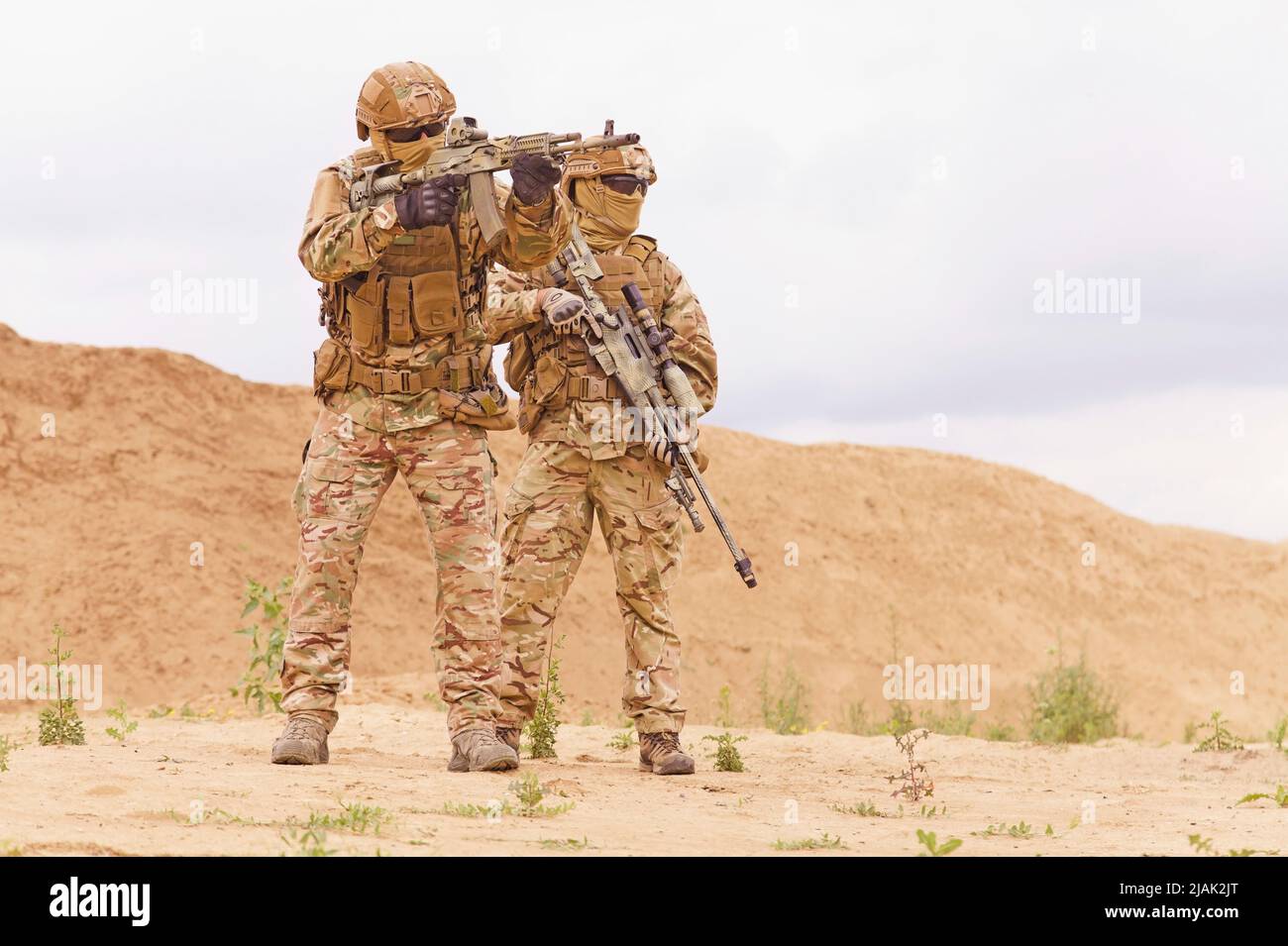Deux soldats des forces spéciales dans le désert. Banque D'Images