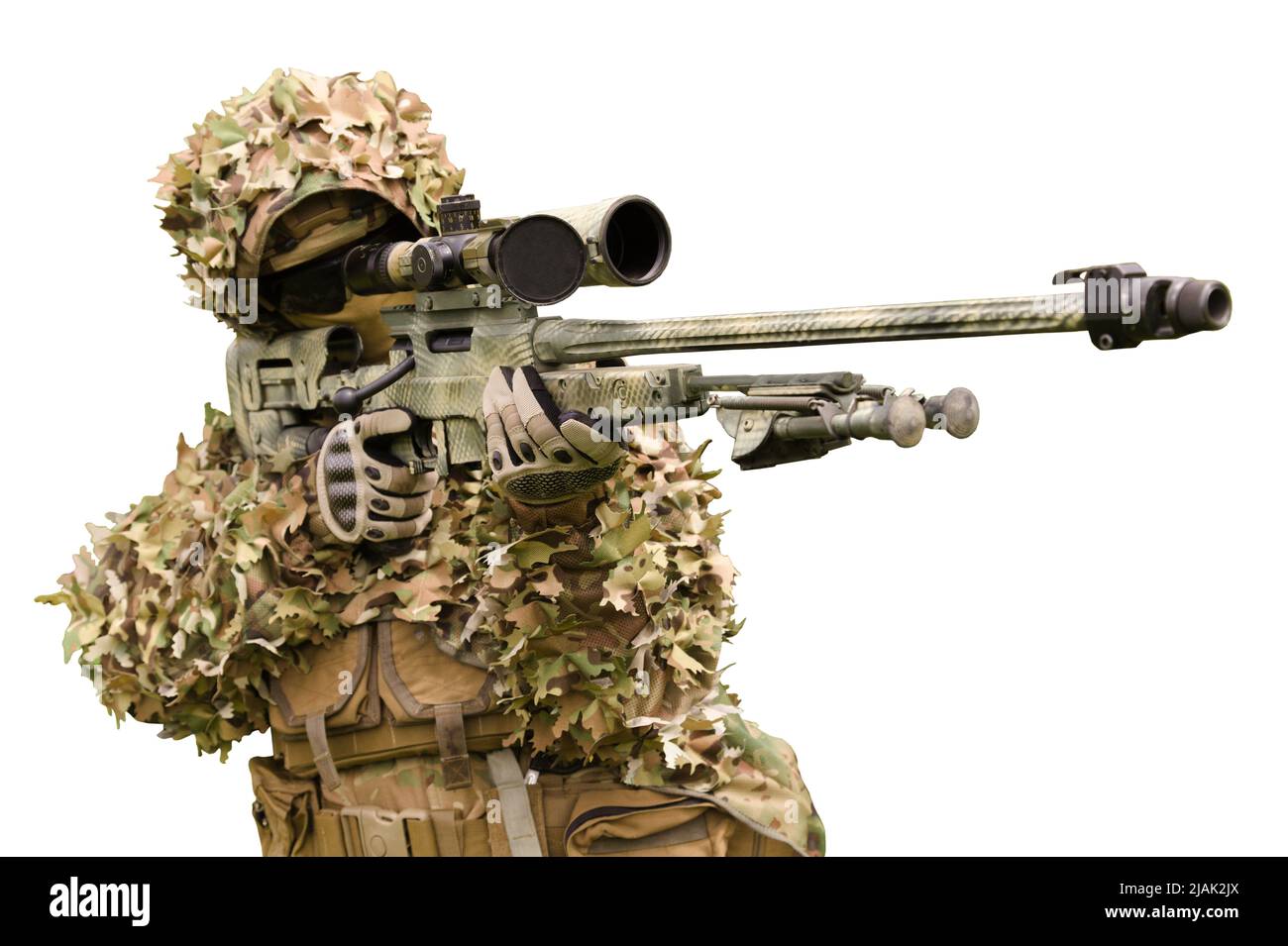 Soldat avec fusil de sniper, prêt à tirer, isolé sur fond blanc. Banque D'Images
