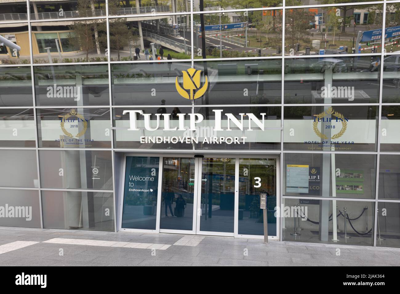 Entrée de l'hôtel Tulip Inn en verre à l'aéroport d'Eindhoven Banque D'Images