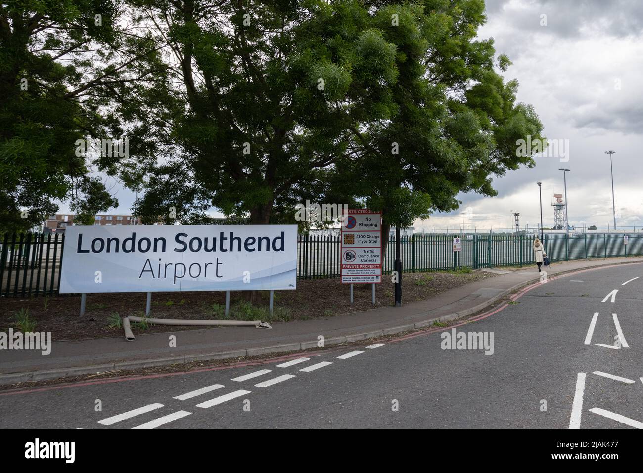 L'aéroport d'ondon Southend (SEN) et les zones à accès restreint ne sont pas près de la route menant à l'aéroport. Femme marchant avec le sac à l'arrière-plan Banque D'Images