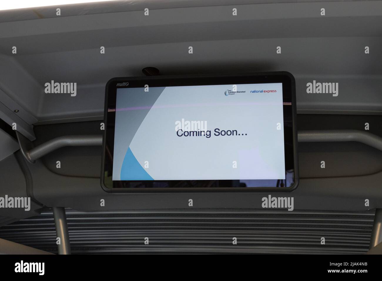 Écran avec annonce visuelle disant bientôt sur le bus pour l'aéroport de Londres Stansted. National express Banque D'Images
