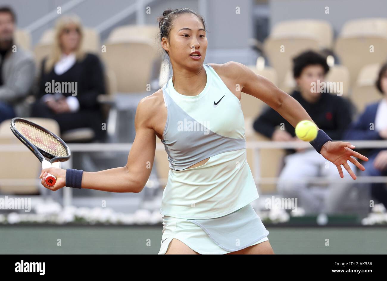 Paris, France - 30 mai 2022, Zheng Qinwen de Chine au cours du jour 9 de Roland-Garros 2022, Open de France 2022, deuxième tournoi de tennis Grand Chelem de la saison sur 30 mai 2022 au stade Roland-Garros à Paris, France - photo : Jean Catuffe/DPPI/LiveMedia Banque D'Images